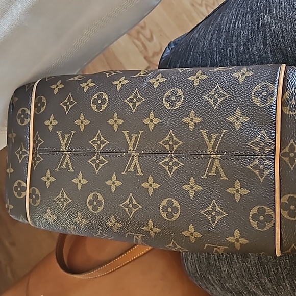 Louis Vuitton Totally MM Tote Monogram Canvas - Picture 12 of 14